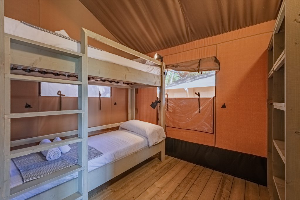 Intérieur tente safari chambre enfants lits superposés