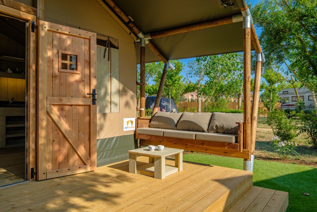 Famille sur terrasse couverte glamping