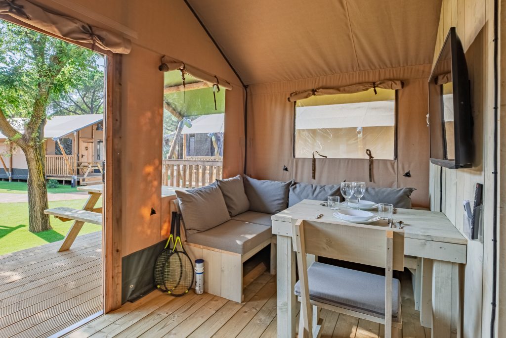 Espace de vie central lumineux tente safari 4 personnes