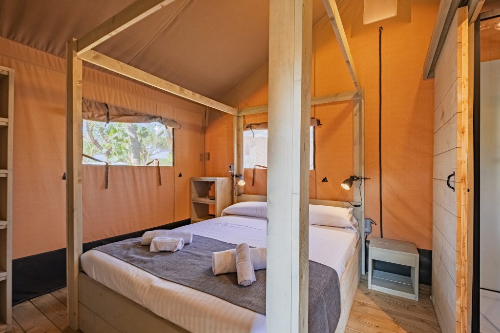 Chambre parentale lit double tente lodge